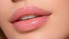 Rtěnky jsou minulostí – nový trend dělá rty větší a jasnější