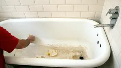 Čím odstranit vodní kámen v koupelně za 2 minuty: hlavní řešení už máte v kuchyni