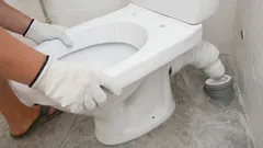 Proč se toaleta viklá a jak ji snadno opravit svépomocí: instalatér není potřeba