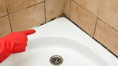 Spáry v koupelně budou jako nové: jednoduchý způsob čištění pomocí soli