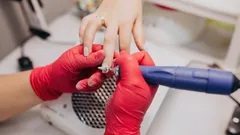 Nehty se ztenčují ne kvůli laku: hlavní chyba po odstranění gelového laku