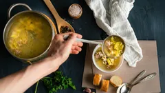 Proč je třeba vařit polévku vždy bez pokličky: šéfkuchař odhaluje skutečný důvod