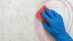 Jak dodat koupelnovým dlaždicím lesk: jednoduché řešení ze dvou ingrediencí překvapí výsledkem