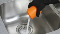 Ucpání dřezu zmizí do hodiny: jednoduchý postup bez volání instalatéra