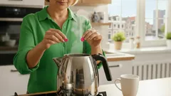 Jak zabránit tvorbě vodního kamene v konvici: tato ingredience pomůže před vařením vody