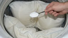 Žluté skvrny zmizí lusknutím prstu: jedna lžíce a polštáře budou sněhobílé